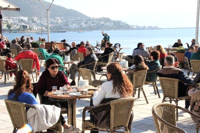 Bodrum'da Sıcak Havayı Fırsat Bilen Vatandaşlar Sahile Akın Etti