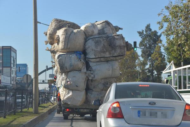 Adana'da Korkutan Manzara! Hurda Yüklü Kamyonet Savrula Savrula Yolculuk Etti