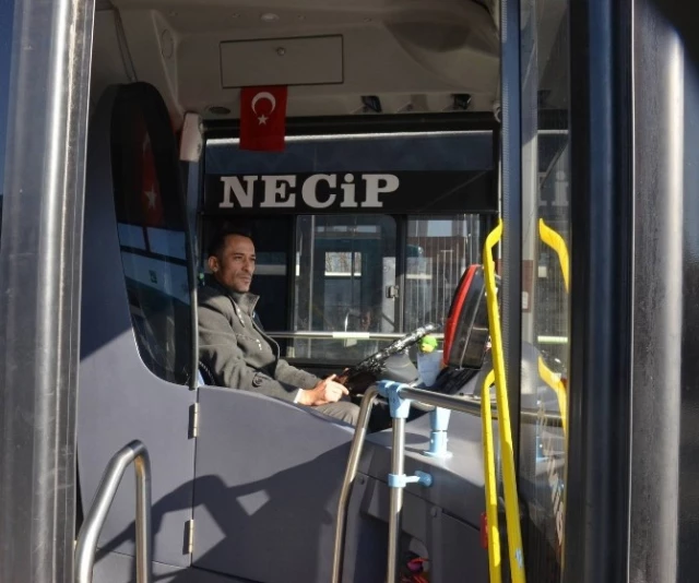 Ön Kapıdan İnemeyen Yolcu Otobüs Şoförüne Saldırdı! Saldırı Anı Kamerada