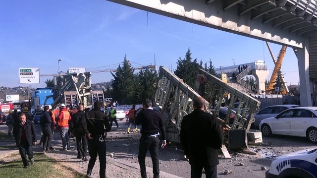 Şoför Yüksekliği Hesaplayamayınca, TIR Üst Geçide Çarptı
