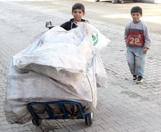 Gözyaşlarınızı Tutamayacaksınız! Çöpte Buldu, Sevinçle Alıp Giydi