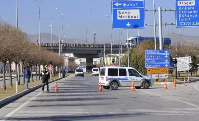 Afyon'da Şüpheli Çanta Paniği! Polisten Kaçan Kadın Ortalığı Birbirine Kattı