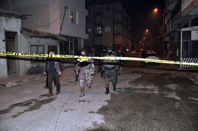 Pompalı Tüfekle Rastgele Ateş Açan Şahıs, Mahalleyi Sokağa Döktü
