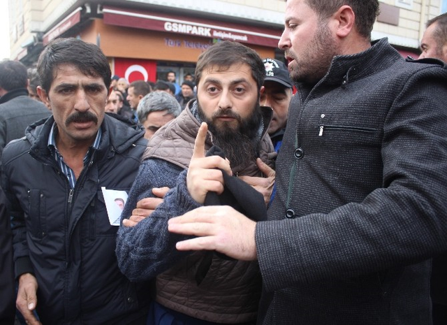 Kayseri'de Şehit Cenazesinde CHP Çelengini Parçaladılar