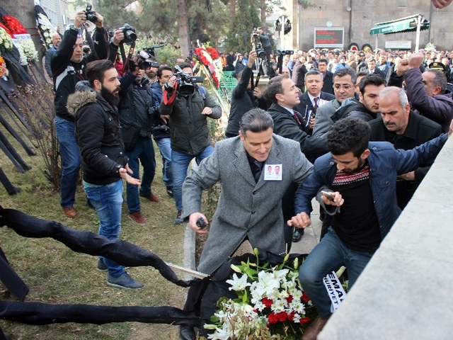 Kayseri'de Şehit Cenazesinde CHP Çelengini Parçaladılar