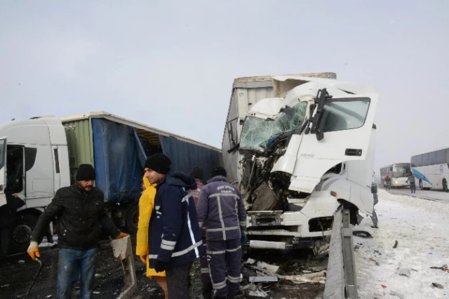 Aksaray'da 36 Araç Birbirine Girdi: 41 Yaralı