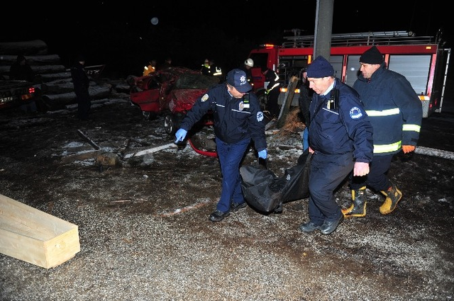 Dün Aldıkları Otomobille Kaza Yaptılar: 2'si Kardeş 3 Ölü