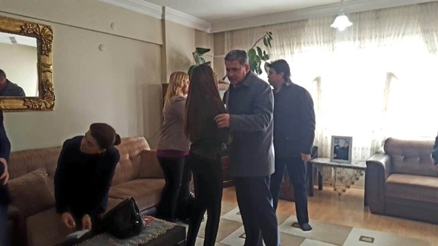 Şehit Kızı, Babası İçin Caddeye Türk Bayrağı Astırdı