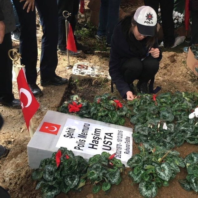 Şehit Kızı, Babası İçin Caddeye Türk Bayrağı Astırdı
