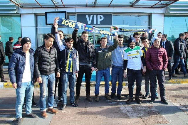 Taraftarlar, Diyarbakır'da Fenerbahçe'yi Bağrına Bastı