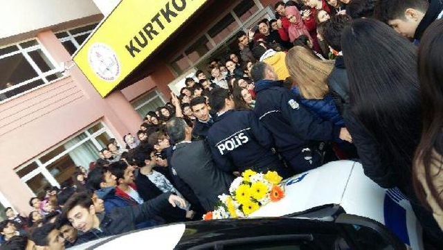 Liselilerden <a class='keyword-sd' href='/kavga/' title='Kavga'>Kavga</a> İhbarına Giden Polisi Mest Eden Jest