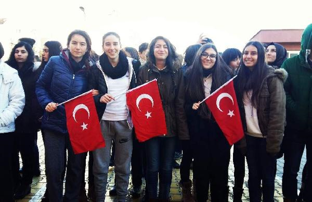 Liselilerden Kavga İhbarına Giden Polisi Mest Eden Jest