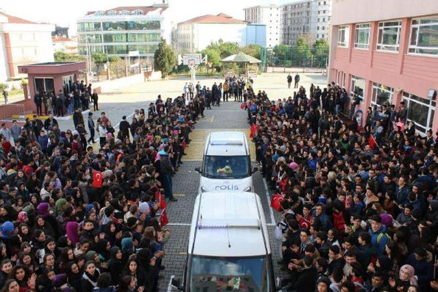 Liselilerden Kavga İhbarına Giden Polisi Mest Eden Jest