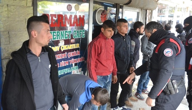 Polis, Ceyhan'da Terör Operasyonu Yaptı, Vatandaş Alkışlarla Destek Verdi