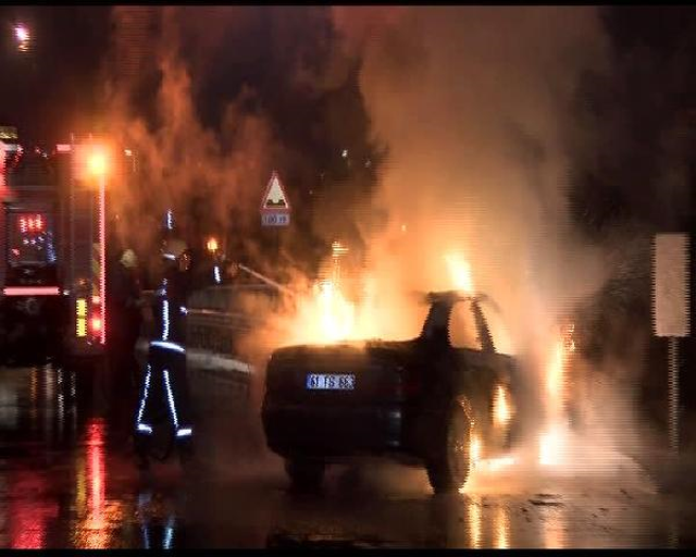 Zeytinburnu'nda Lüks Araç Kaza Sonrası Yandı! Sahibi Bırakıp Kaçtı