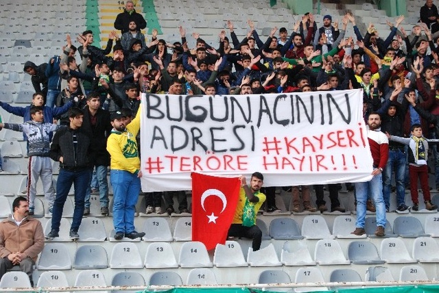 Şanlıurfaspor ile Bolusporlu Futbolcular Polislerle Birlikte Sahaya Pankartla Çıktı