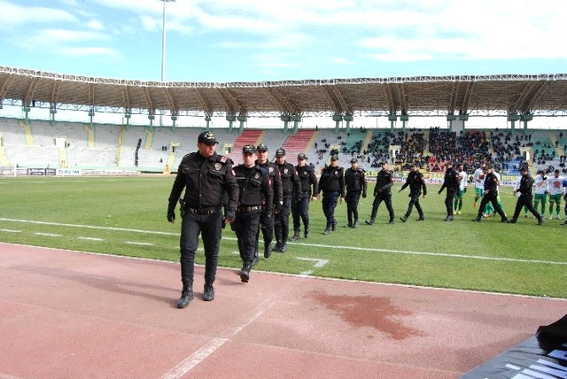 Şanlıurfaspor ile Bolusporlu Futbolcular Polislerle Birlikte Sahaya Pankartla Çıktı