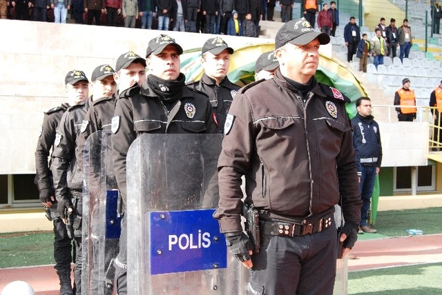 Şanlıurfaspor ile Bolusporlu Futbolcular Polislerle Birlikte Sahaya Pankartla Çıktı