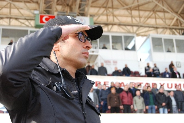 Şanlıurfaspor ile Bolusporlu Futbolcular Polislerle Birlikte Sahaya Pankartla Çıktı