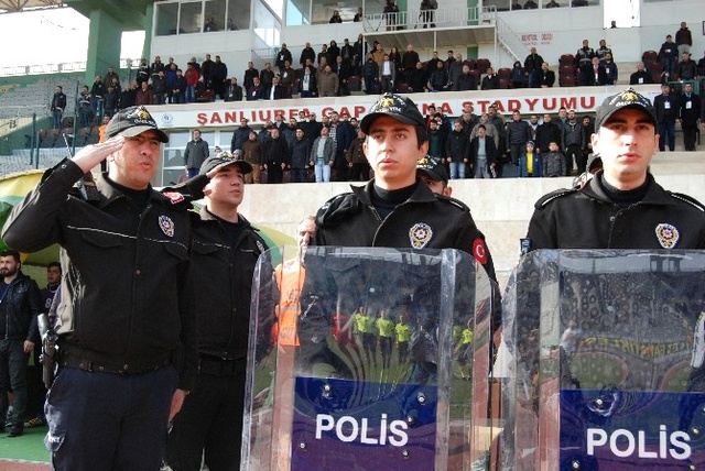 Şanlıurfaspor ile Bolusporlu Futbolcular Polislerle Birlikte Sahaya Pankartla Çıktı