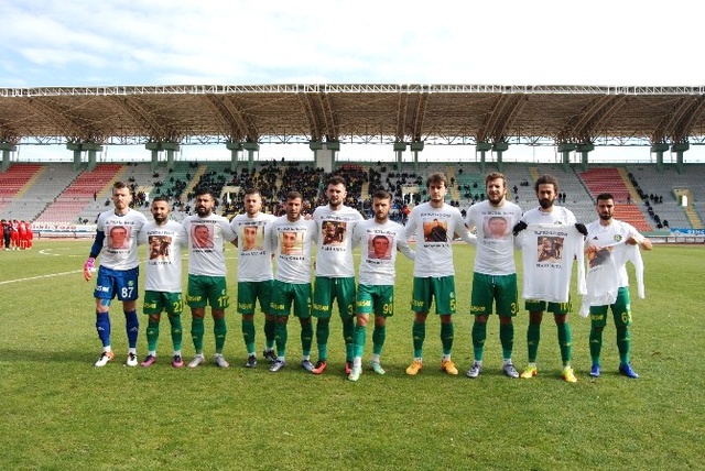 Şanlıurfaspor ile Bolusporlu Futbolcular Polislerle Birlikte Sahaya Pankartla Çıktı