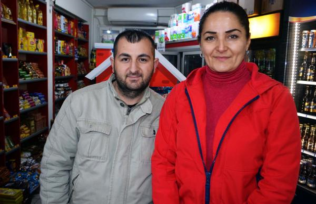 Kavga İhbarıyla Olay Yerine Giden Polisler, Çiçekle Karşılandı!