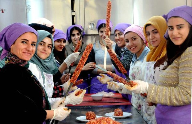 Van'da Kadın Kebap ve Döner Ustaları Yetiştiriliyor