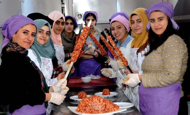 Van'da Kadın Kebap ve Döner Ustaları Yetiştiriliyor