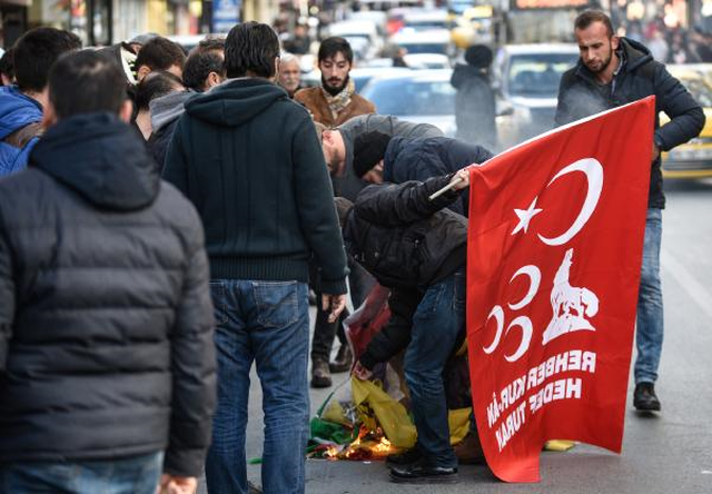 Teröre Tepki İçin Toplanan Vatandaşlar HDP Şişli Binasına Saldırdı!