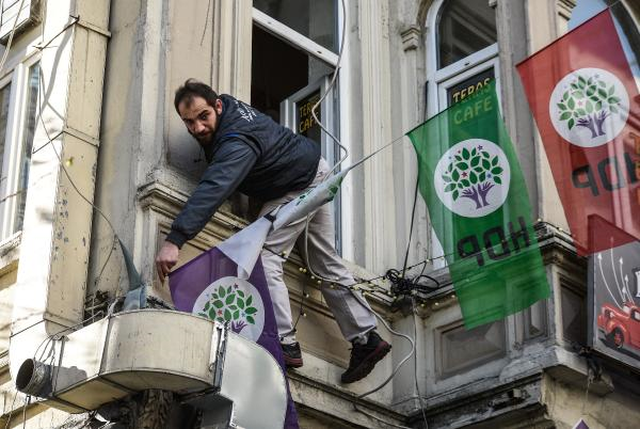 Teröre Tepki İçin Toplanan Vatandaşlar HDP Şişli Binasına Saldırdı!