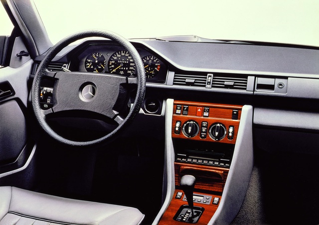 Mercedes E Serisi Coupe'nin 30. Yaşını Kutluyor