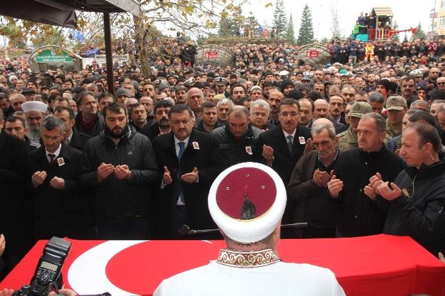 Rize'de 10 Binlerce Kişi Şehidini Uğurladı