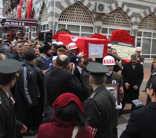 Rize'de 10 Binlerce Kişi Şehidini Uğurladı