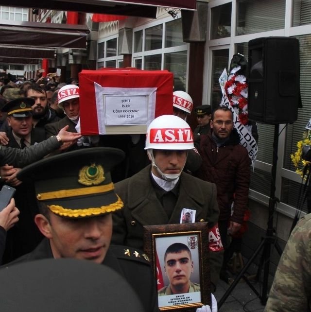 Rize'de 10 Binlerce Kişi Şehidini Uğurladı