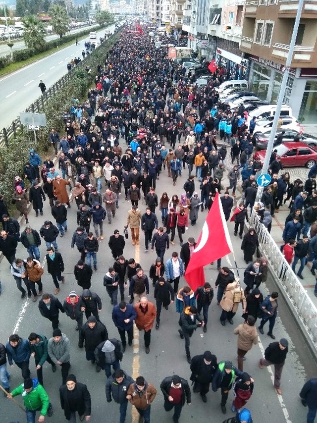 Rize'de 10 Binlerce Kişi Şehidini Uğurladı