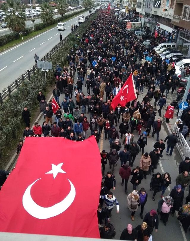 Rize'de 10 Binlerce Kişi Şehidini Uğurladı