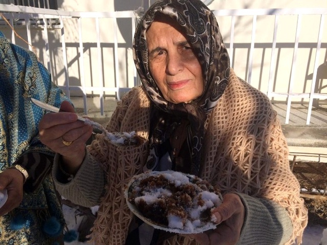 Konya'da Bir Garip Gelenek! Tatlı Niyetine Karlı Pekmez Yiyorlar