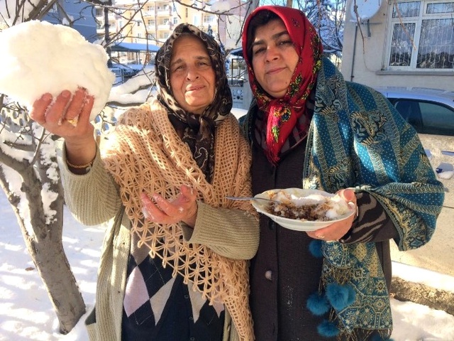 Konya'da Bir Garip Gelenek! Tatlı Niyetine Karlı Pekmez Yiyorlar
