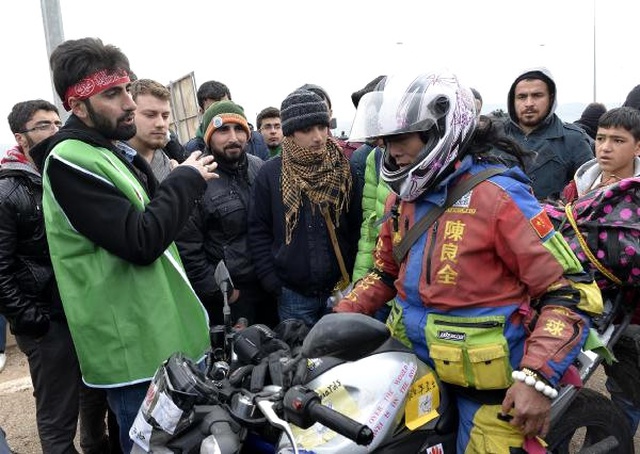Sınırda Halep'e Gitmek İsteyen Çinli ve Polisin Diyaloğu Güldürdü