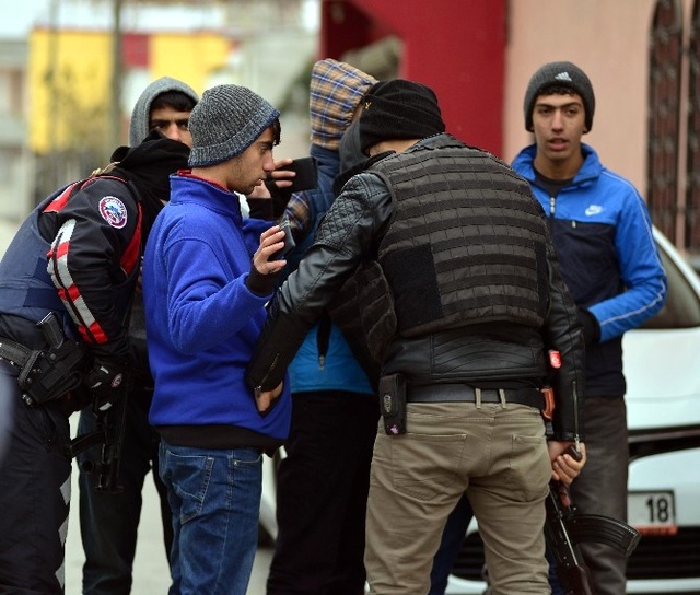 Hırsızlıktan Yakalanan Oğlu İçin Polise Gözyaşı Döktü