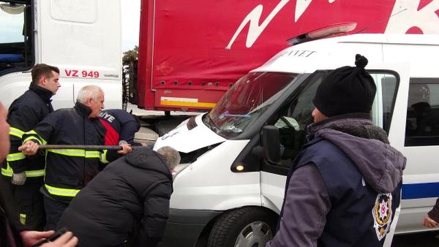 Çevik Kuvvet Minibüsü TIR'a Çarptı: 11 Polis Yaralı