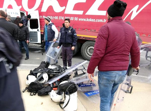 Çevik Kuvvet Minibüsü TIR'a Çarptı: 11 Polis Yaralı