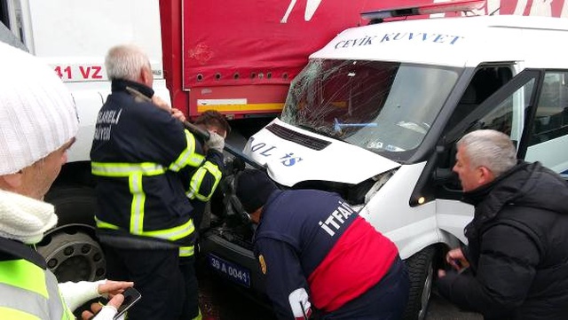 Çevik Kuvvet Minibüsü TIR'a Çarptı: 11 Polis Yaralı