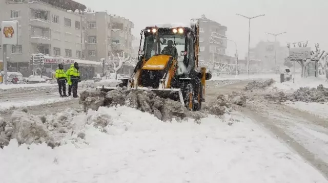 Mersin'de Kar Hayatı Felç Etti