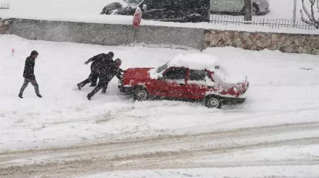 Mersin'de Kar Hayatı Felç Etti