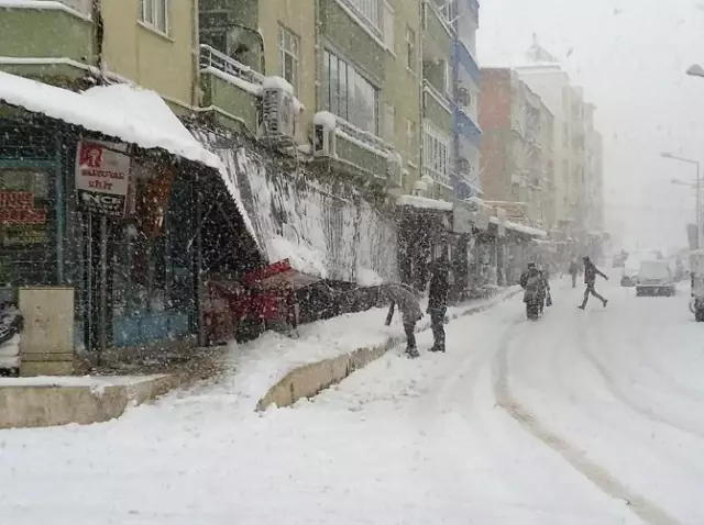 Mersin'de Kar Hayatı Felç Etti