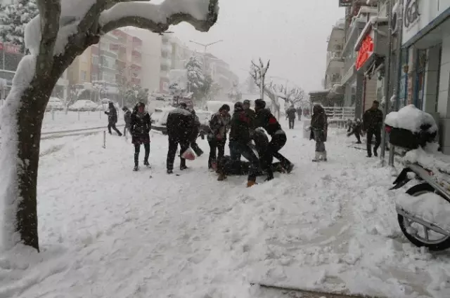 Mersin'de Kar Hayatı Felç Etti