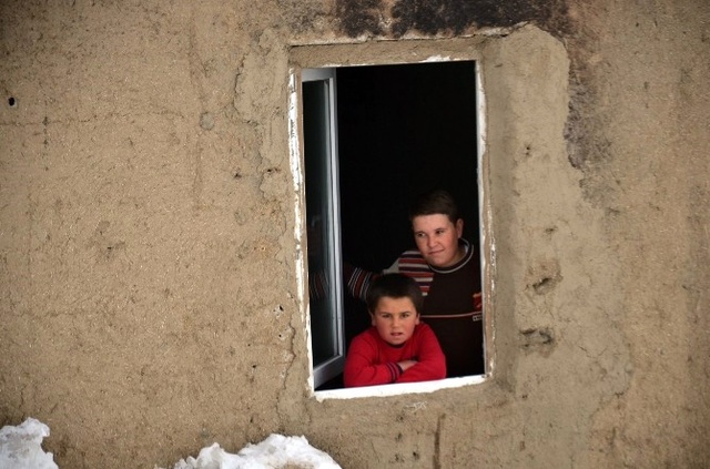 Yüksekovalı Aile Derme Çatma Evde Hayata Tutunmaya Çalışıyor