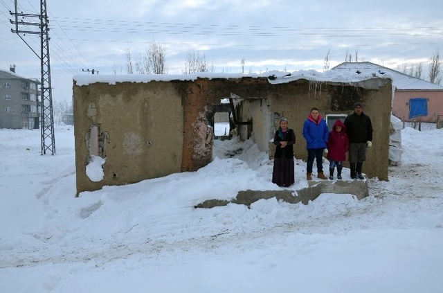 Yüksekovalı Aile Derme Çatma Evde Hayata Tutunmaya Çalışıyor