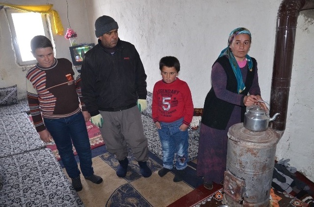 Yüksekovalı Aile Derme Çatma Evde Hayata Tutunmaya Çalışıyor